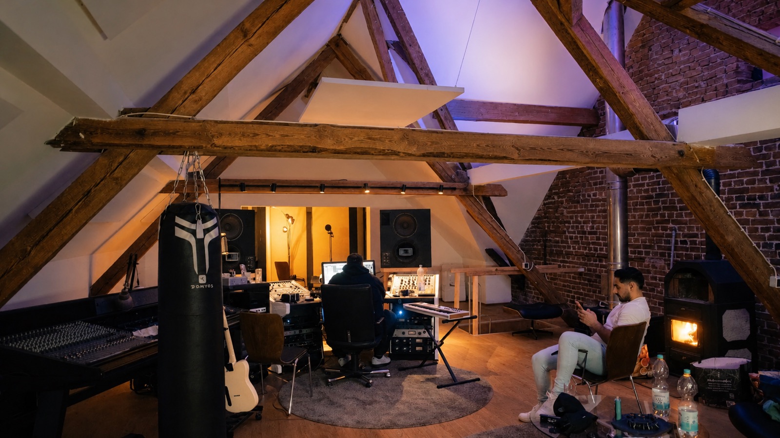 Regieraum mit analogem Mischpult und Produktions-Setup im Studio
