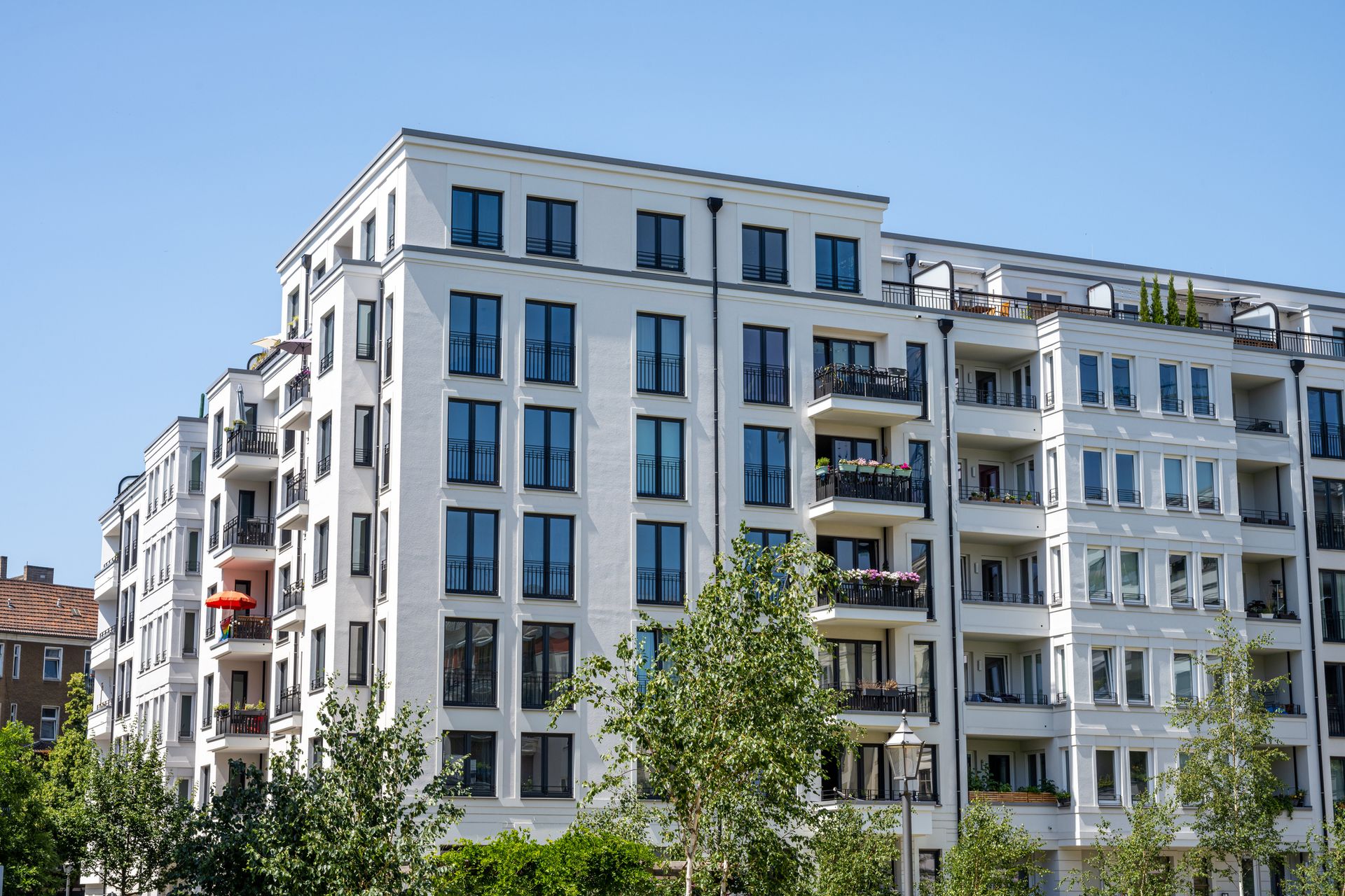 Fassade eines großvolumigen Wohngebäudes in sachlicher Aufnahme