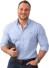 Torben Kühneweg, Geschäftsinhaber von KÜHNEWEG Consulting, mit Tablet in der Hand