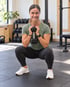 Magdalena, Ernährungs- und Fitnesscoach für Frauen ab 35, beim Training mit Kurzhantel