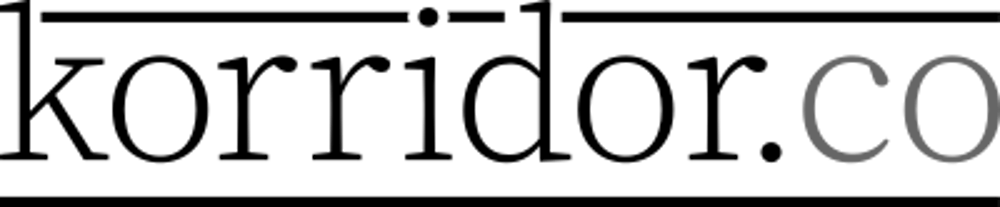Der Text „korridor.co“ ist in schwarzer Schrift auf dunkelgrünem Hintergrund zu sehen.
