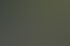 Zwei Männer auf einem Gerüst montieren ein Fangnetz an einem Dach.