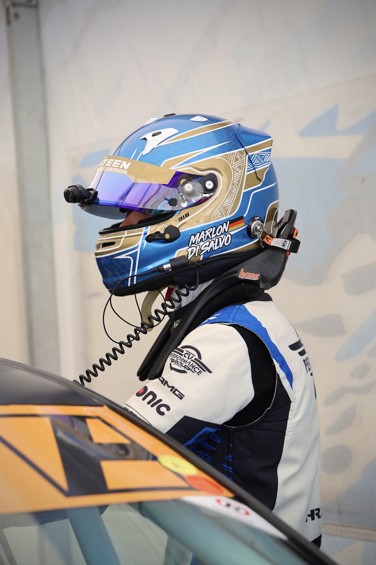 Marlon mit Helm in der Box
