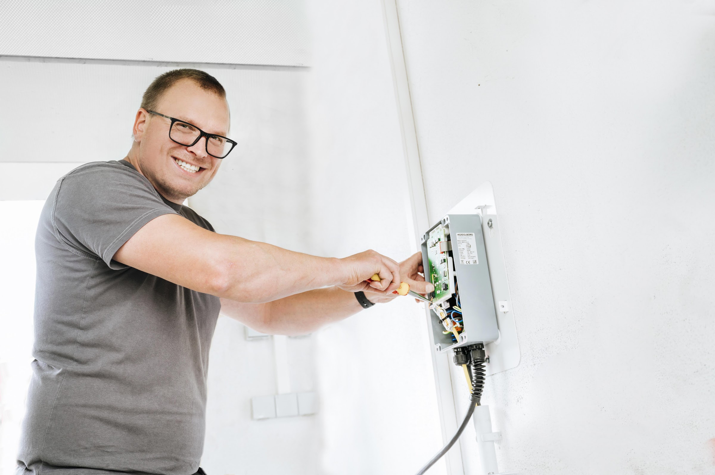 Elektroniker von TK-Energietechnik installiert eine Wallbox