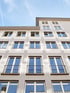 Beispiel energetische Sanierung - Neue Fassade eines Gebäudes mit vielen Fenstern und französischen Balkonen.