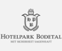Wappen mit den Buchstaben H, P und B, darüber eine Flamme; darunter „HOTELPARK BODETAL MIT SICHERHEIT SAGENHAFT“.