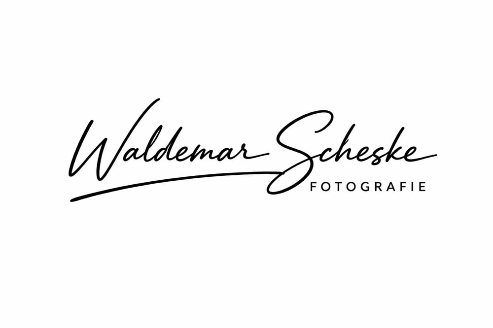 Logo mit Umriss einer Kamera, umgeben von einem Kreis aus Strichen, darunter "WALDEMAR SCHESKE FOTOGRAFIE".