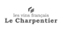 Logo mit grauen Schriftzügen "les vins français" und "Le Charpentier" unter einem stilisierten grauen Gebäude auf dunklem Hintergrund.