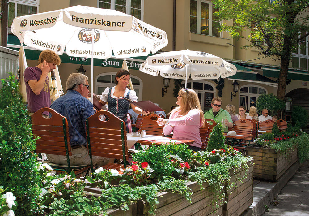 Terrasse vor dem Haus mit Sonnenschirmen