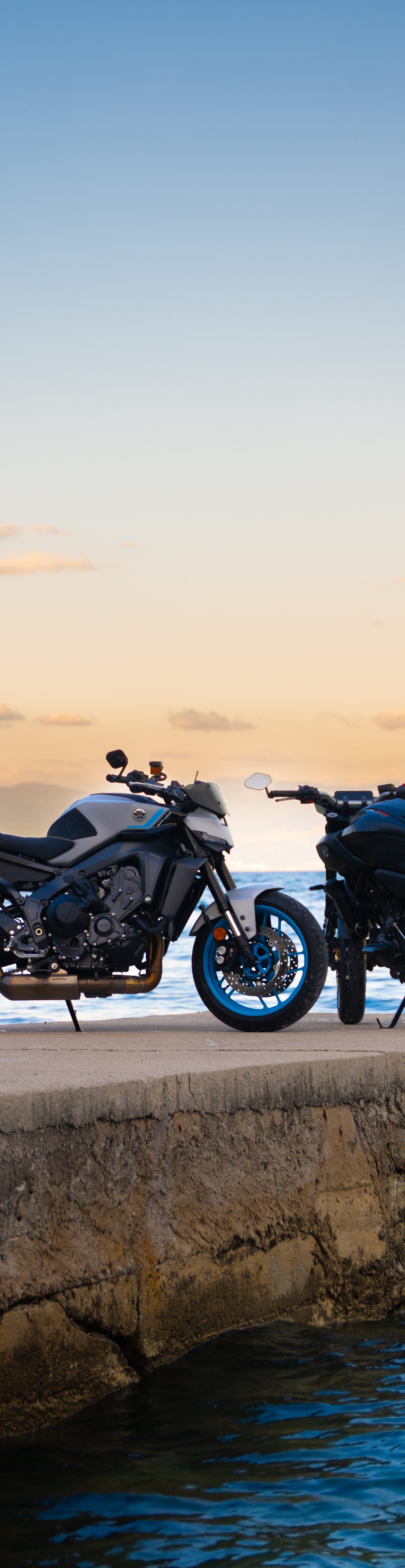 Zwei Motorräder im Sonnenuntergang – Motorradführerschein bei Full Motion in Gera