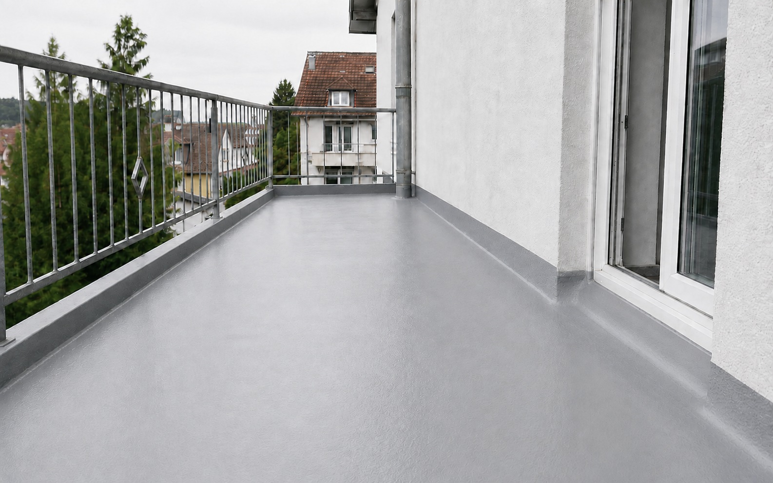 ECHTES PROJEKTFOTO SPÄTER EINFÜGEN: ausgeführte Balkonabdichtung mit dokumentierten Detailanschlüssen