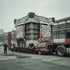 Mit Spanngurten gesicherte Ladung auf einer Lkw-Pritsche – illustratives Motiv