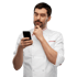 Ein Mann mit einem beigefarbenen Backschürze blickt mit besorgtem Blick über seine linke Schulter.