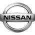 Silbernes Nissan Logo mit dem Wort "NISSAN" in Schwarz auf einem horizontalen Balken innerhalb eines Kreises.