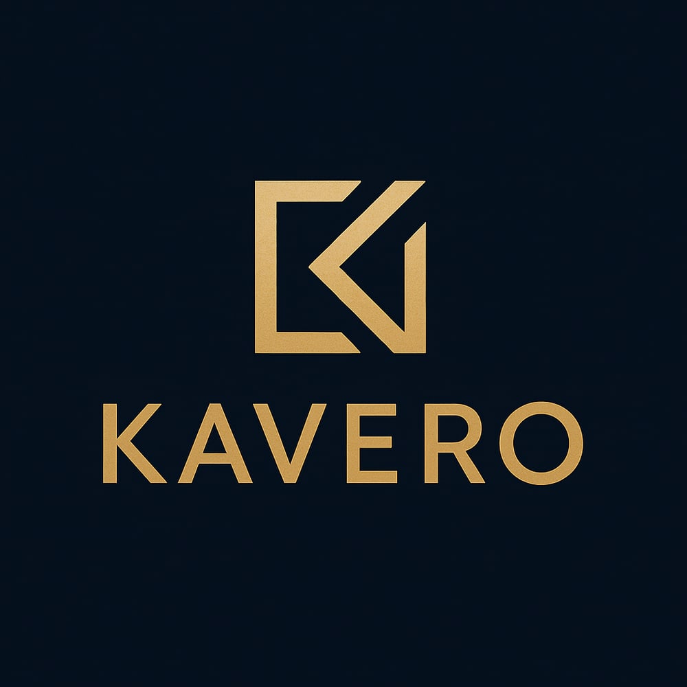 Goldenes Logo mit quadratischem Rahmen, der ein stilisiertes "K" und das Wort "KAVERO" darunter auf schwarzem Hintergrund bildet.