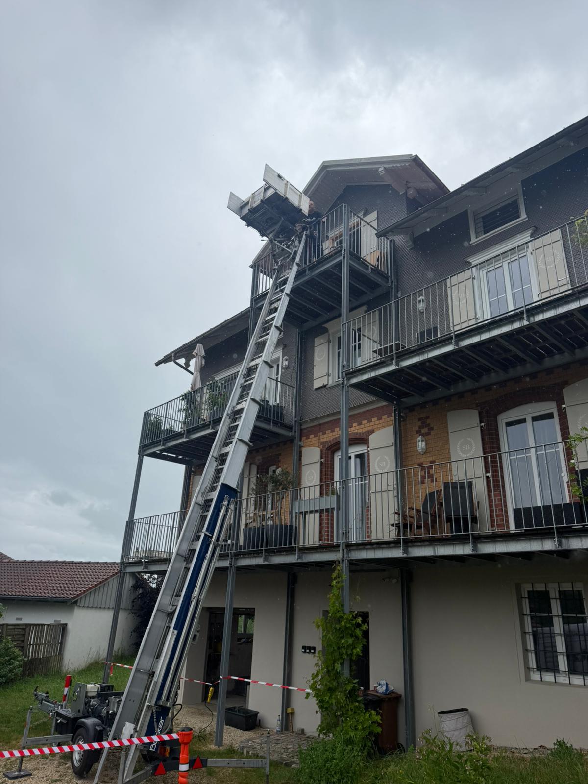 Transport über den Balkon ins Stockwerk