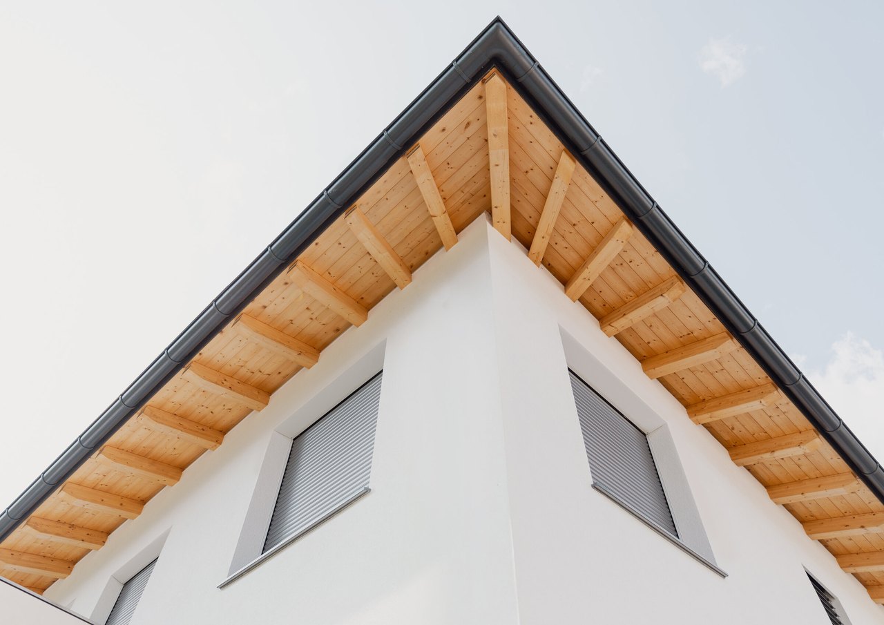 Hausfassade mit Rollladen am Giebel