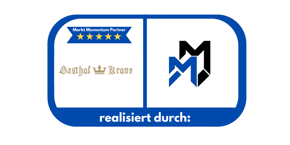 Blauer und weißer Aufkleber mit "Gasthof Krone" und dem Text "Markt Momentum Partner" mit 5 Sternen, darunter "realisiert durch:" und ein blaues und schwarzes M-Logo.