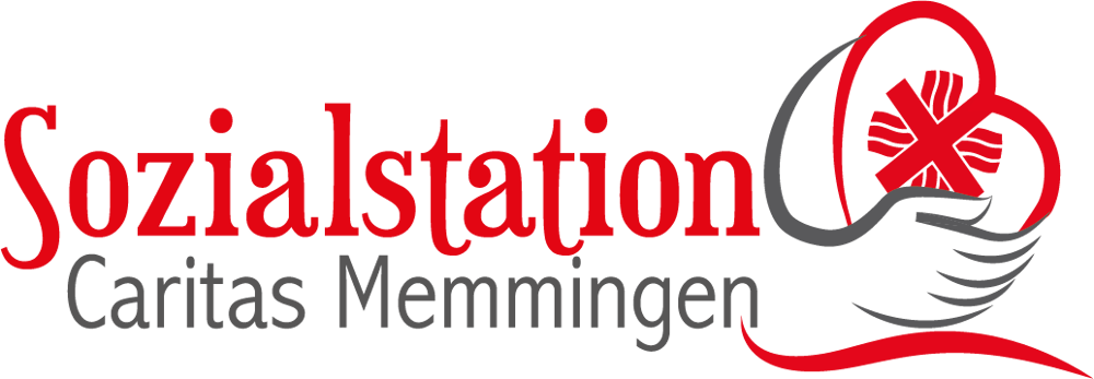 Logo der Sozialstation Caritas Memmingen: Roter Text "Sozialstation" über grauem "Caritas Memmingen", daneben rote Hände, die ein rotes Herz mit Kreuz halten.