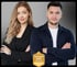 Zwei Personen mit verschränkten Armen lächeln, ein Mann und eine Frau, mit goldenem "Gewinner 2025 Neuro Web Award"-Abzeichen.
