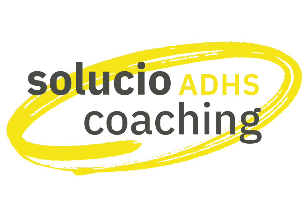 Dunkelgrauer Hintergrund mit grauem Text "solucio ADHS coaching" in einem ellipsenförmigen Pinselstrich.