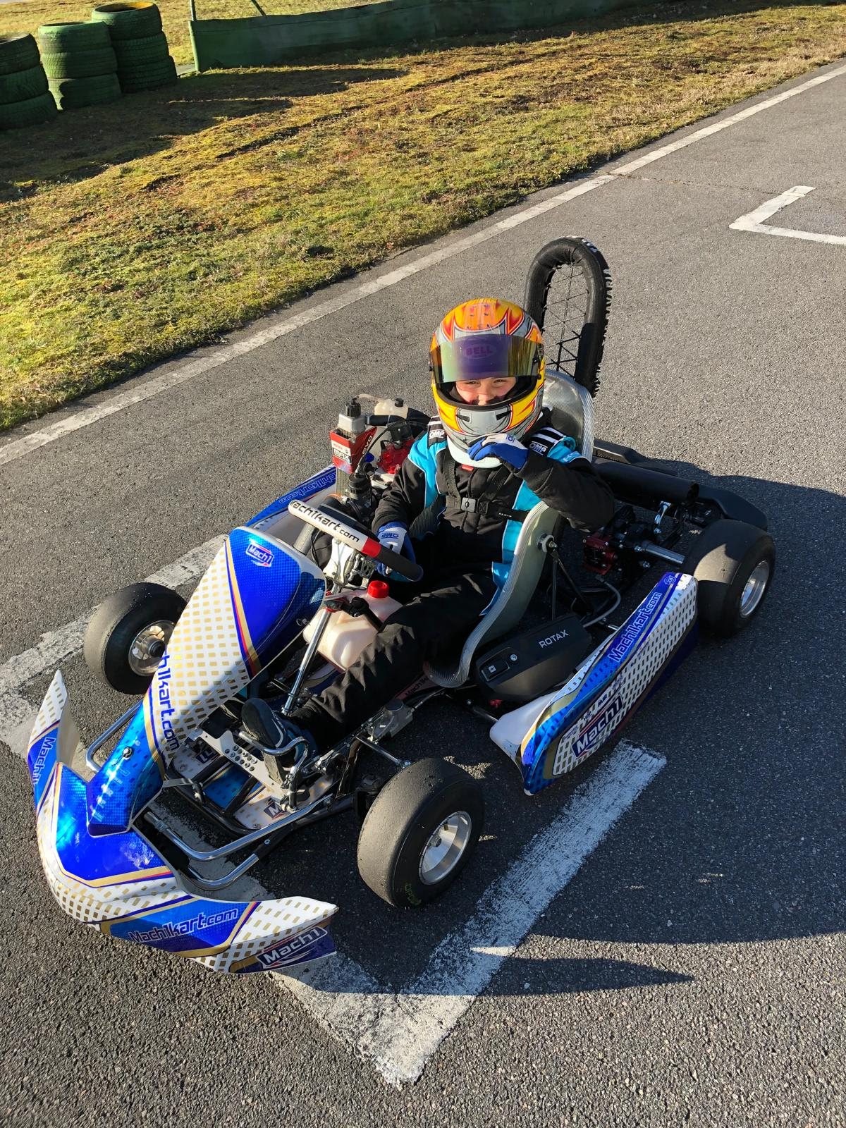 Marlon 2019 im blau-weißen Kart auf der Startlinie