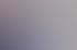 Zwei Männer sitzen an einem Tisch und spielen mit blauen, roten und grünen Holzklötzen.