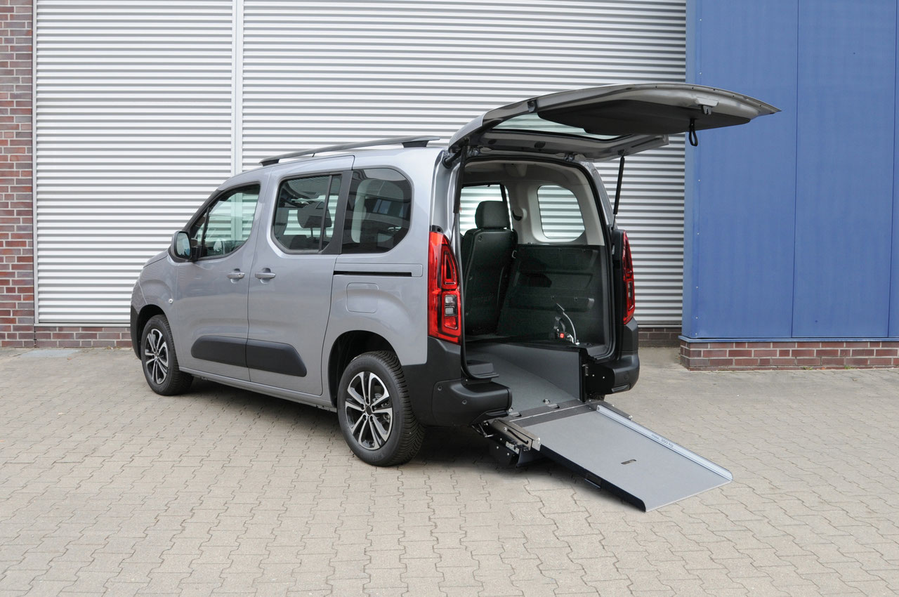 Fiat Doblò mit Heckausschnitt – Bild 1
