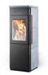 Schwarzer Kaminofen mit einer Glasscheibe, die brennendes Holz und Flammen zeigt, und Seitenverkleidungen aus grauem Naturstein.