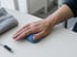 Handtherapie nach Handgelenksbruch: Hand trainiert mit blauer Therapieknete – ErgoPlus Augsburg