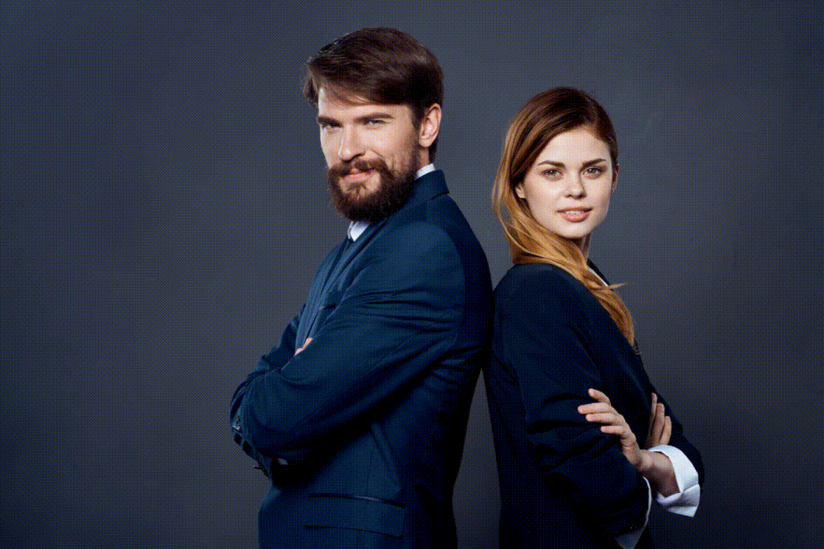 Positionierungsvideo. Zwei junge Unternehmer zeigen sich authentisch vor der Kamera.