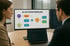Zwei Personen blicken auf Monitore, die ein „AI AUTOMATISIERUNG“-Flussdiagramm und Code zeigen.