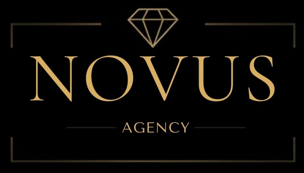 NOVUS AGENCY Logo mit goldener Schrift und Diamantsymbol auf schwarzem Hintergrund.