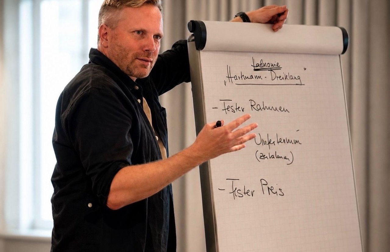 Markus Hartmann am Flipchart im Seminar