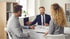 Finanzberater im Meeting über Immobilienstrategie
