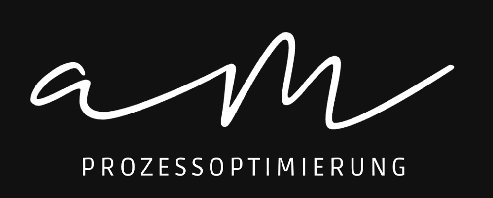 Logo mit geschwungenem "am" und dem Text "PROZESSOPTIMIERUNG" in Großbuchstaben.