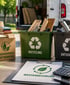 Grüne und schwarze Recycling-Behälter, Kartons, ein Formular "Wertanrechnung" und ein Taschenrechner vor einem Transporter.