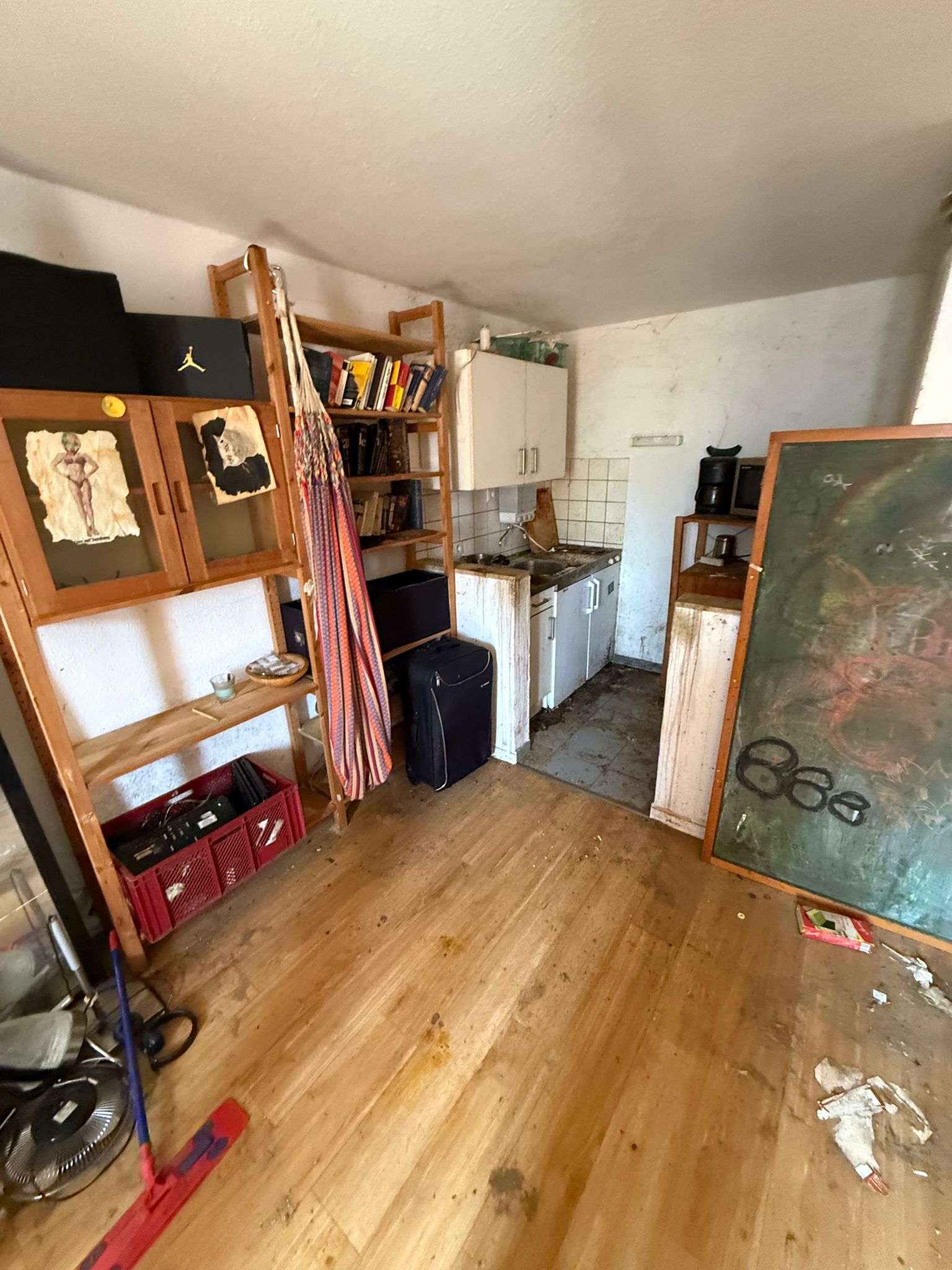 Vollgestellte Küche mit Kartons und Regalen vor der Entrümpelung in Bielefeld