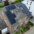 Luftaufnahme eines Wohnhauses mit montierter Photovoltaikanlage von Focus Light