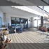 Großer Balkon mit Holzplankenboden, einem Tisch, Stühlen und Blumenkästen, unter einer weißen Markise.
