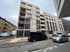 Moderne neue Fassade und Edelputz eines Neubaus eines Wohnblocks durch meisterbetrieb leon stuckateur 