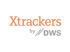 Logo mit orangefarbenem Text "Xtrackers" über grauem Text "by // DWS" auf grünem Hintergrund mit weißen Punkten.