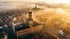 Luftaufnahme von Coburg mit dem Rathaus und der Stadtkirche St. Moriz, umgeben von Nebel bei Sonnenaufgang.