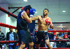 Zwei Boxer mit Handschuhen in einem Ring. Ein Boxer trifft den anderen mit einem Schlag ins Gesicht.