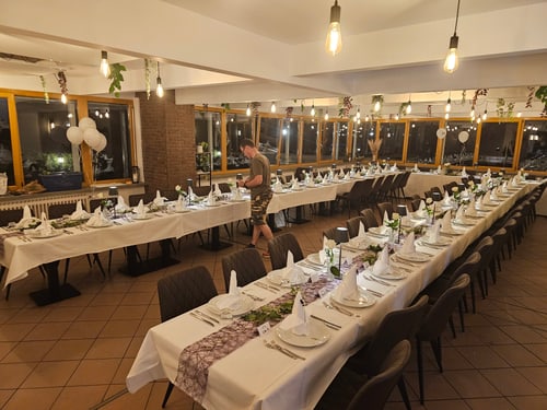 Warm beleuchtete Lounge