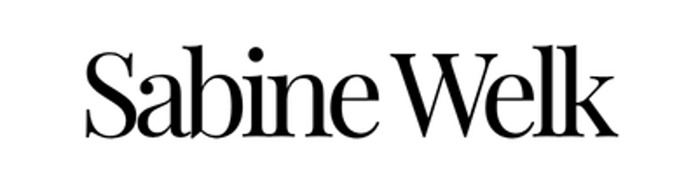 Schwarzer Text „Sabine Welk“ auf dunkelgrünem Hintergrund.