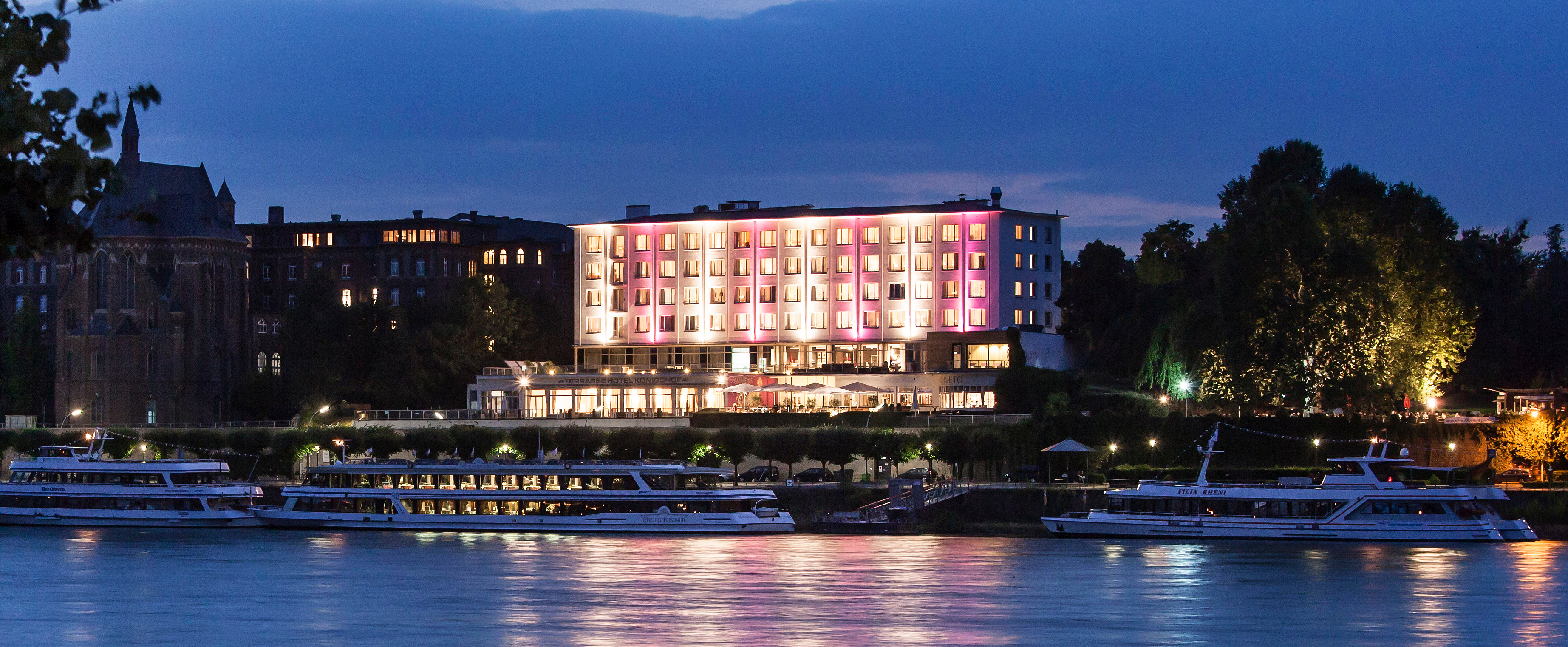 Platzhalter: Hotel am Rheinufer bei Abendlicht