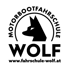 Schwarzes Logo auf grünem Hintergrund: "MOTORBOOTFAHRSCHULE WOLF" mit Wolfskopf und "www.fahrschule-wolf.at".