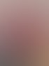 Vier rote Regale mit Metallrahmen und eine silberne Trittleiter stehen auf einem grauen Teppichboden.