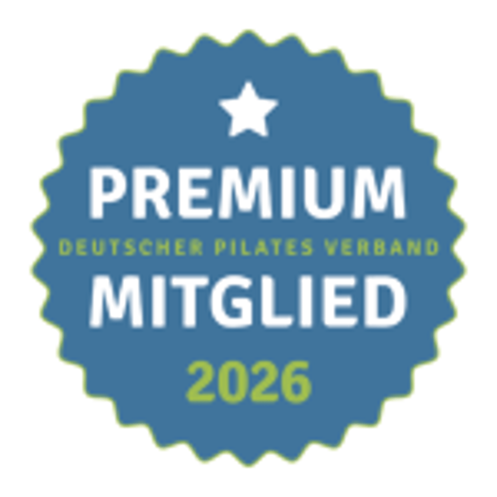 Blaues Siegel vom Deutschen Pilates Verband mit der Aufschrift Premium Mitglied 2026 und einem weißen Stern.